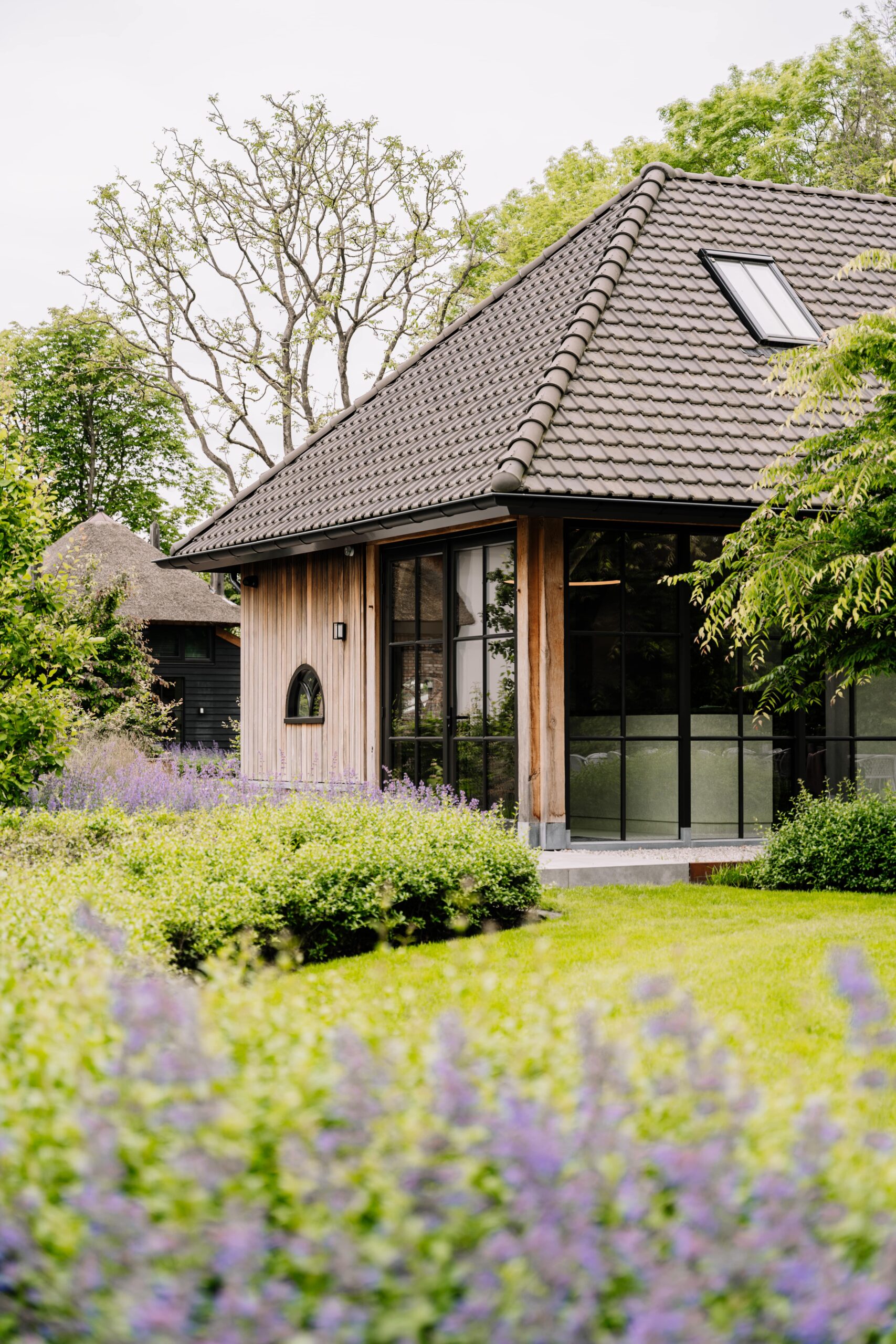 Hetty en Evert in een Groene tuin in Opheusden