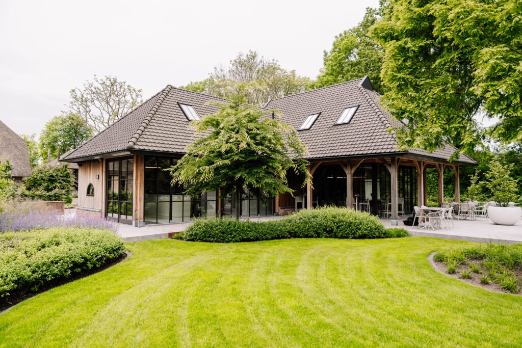 Groen gras met een gebouw